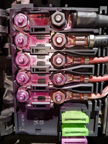 Sicherungskasten vorne - neues Kabel.jpg
