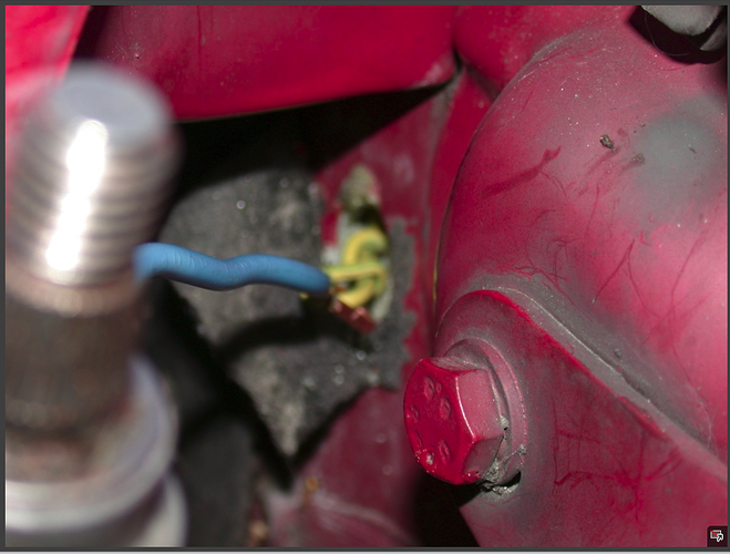 Karosserie - Bereich Scharnier Motorhaube.png