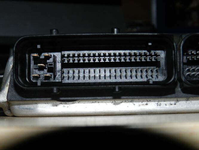 V6 AYL Motorsteuergeraet Stecker 1.jpg