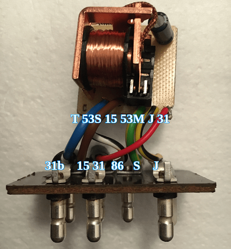 VW Relais verlötet auf W123 Sockel Relaisseite.png