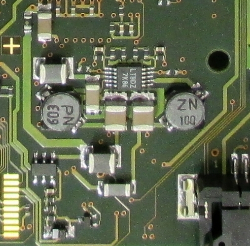 Weiterer Spannungsregler auf der Oberseite travelpilot_powerpart2.jpg