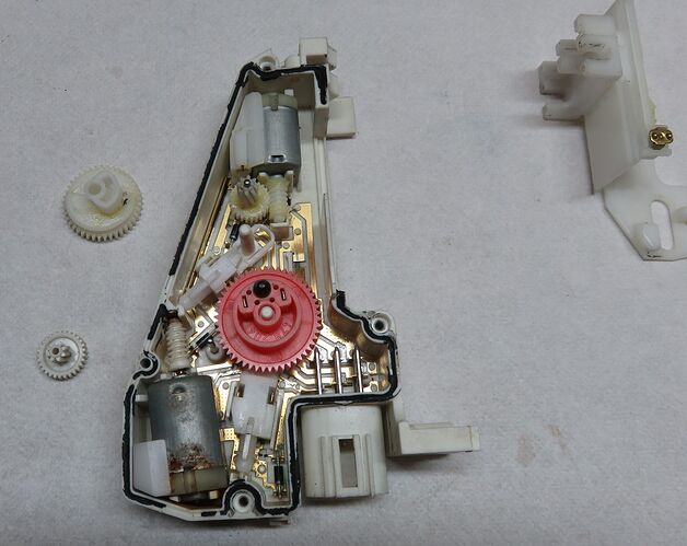 Stellantrieb Zentralverriegelung zerlegen Schritt 2 IMG_0340b.jpg