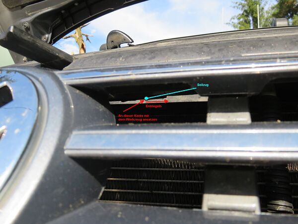 Notöffnen Motorhaube Ansetzpunkt Ansicht_0.jpg