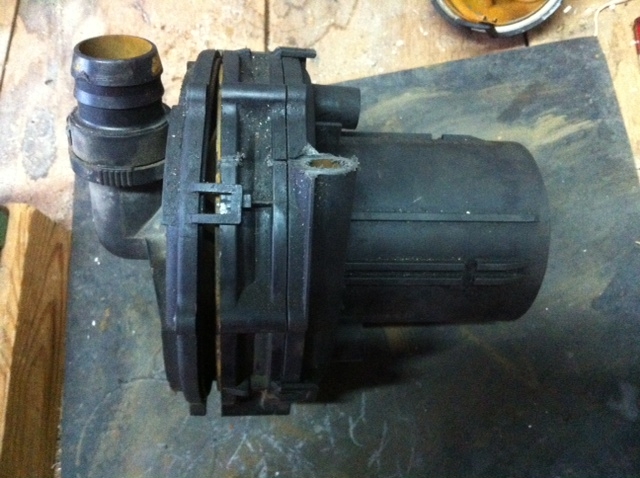 Sek.-Pumpe Stirndeckel geöffnet Sekundärluftpumpe1-2.JPG
