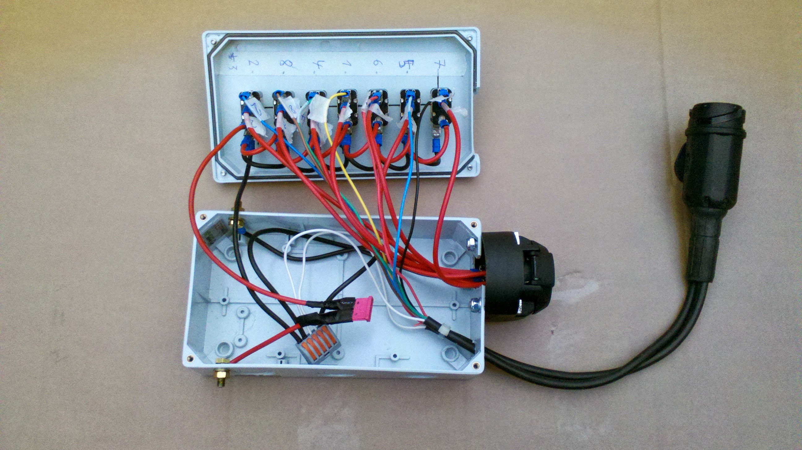 Prüfstecker Beleuchtungstester Steckdosen Tester für Anhänger 12V